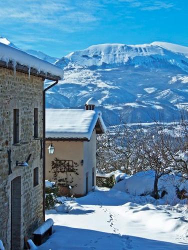 Casale con vista sui Monti Sibillini e piscina