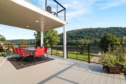 . Riverfront Home w/ access! ~Near East Brady~