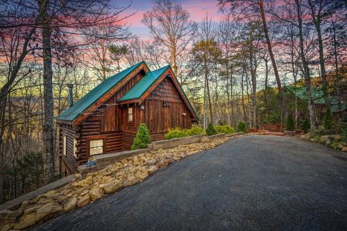 CABIN in a GATED RESORT with SEASONAL RESORT POOL