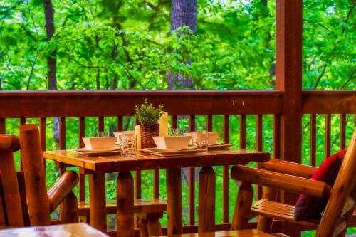 CABIN in a GATED RESORT with SEASONAL RESORT POOL