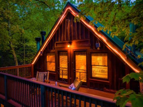 CABIN in a GATED RESORT with SEASONAL RESORT POOL