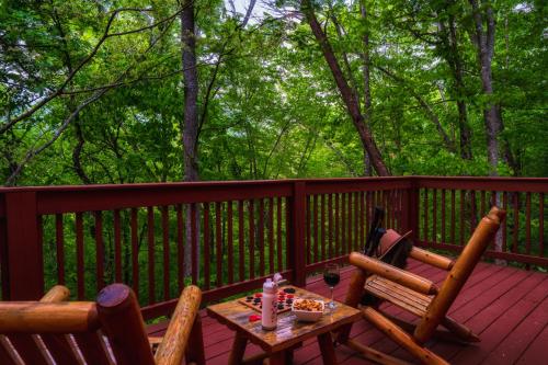 CABIN in a GATED RESORT with SEASONAL RESORT POOL