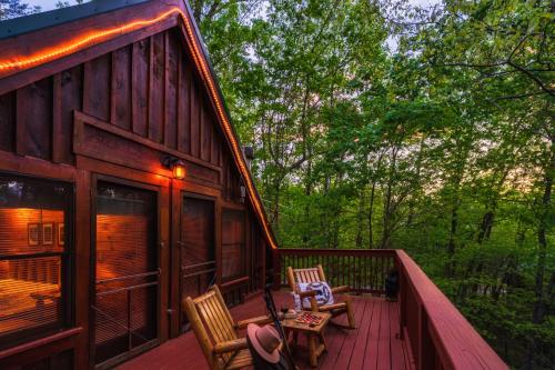 CABIN in a GATED RESORT with SEASONAL RESORT POOL