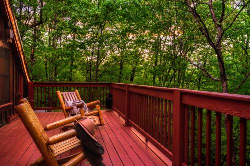 CABIN in a GATED RESORT with SEASONAL RESORT POOL