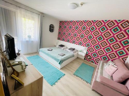 1 queen bed, 1 sofa bed