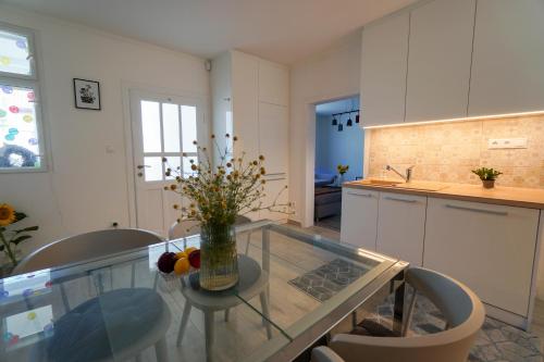 Konyha, Vila Puha in Vrakun