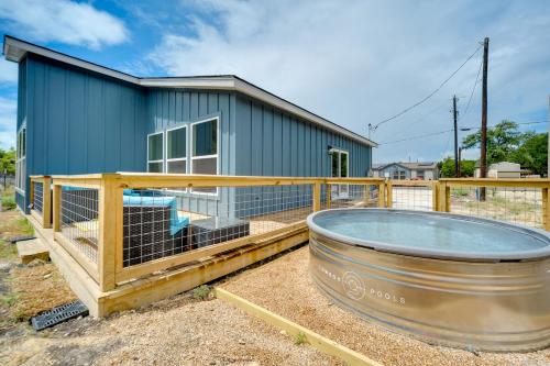 Canyon Lake Oasis Backyard and Wraparound Deck! in Canyon Lake, USA