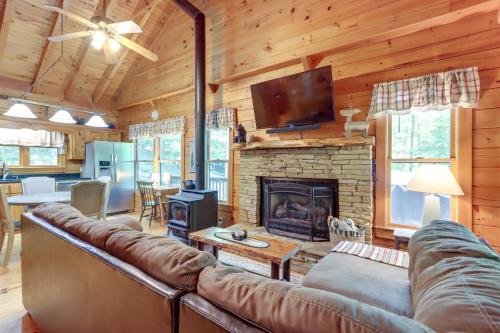 Ellijay Cabin with Deck and Hot Tub!