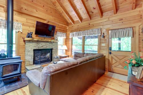 Ellijay Cabin with Deck and Hot Tub! in Ellijay, USA