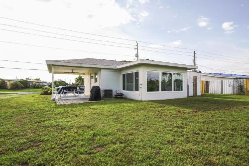 Port Charlotte Home with Sunroom, Grill and Fire Pit!