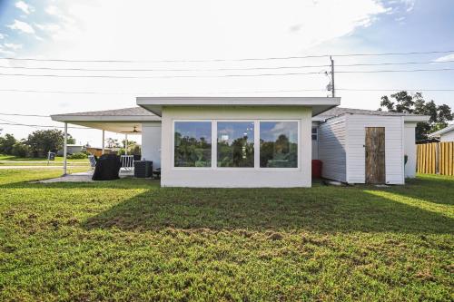 Port Charlotte Home with Sunroom, Grill and Fire Pit!