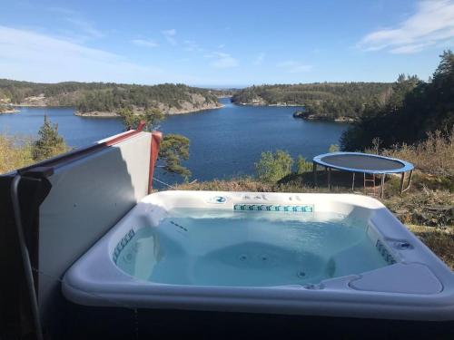 Ümbrus, Cottage, boat, spa, private dock, Lillesand in Lillesand