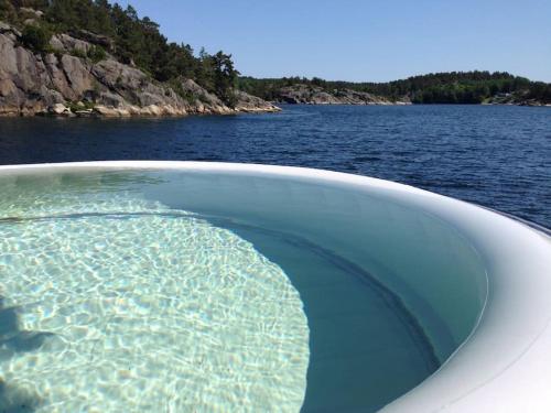 Cottage, boat, spa, private dock, Lillesand in Lillesand