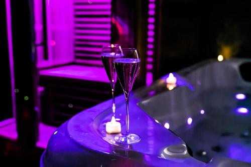 Hot tub, Love room jacuzzi La Villa Des Charmes in Vias