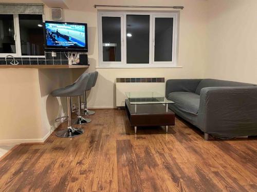 London flat next to DLR station with free parking