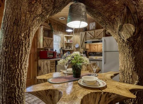 ER69 - Rachel's Tree House - Great location Close to all the action! cabin - image 7