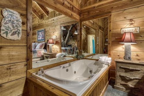 ER69 - Rachel's Tree House - Great location Close to all the action! cabin - image 4