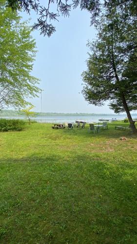 Lovely waterfront private cottage with hot tube