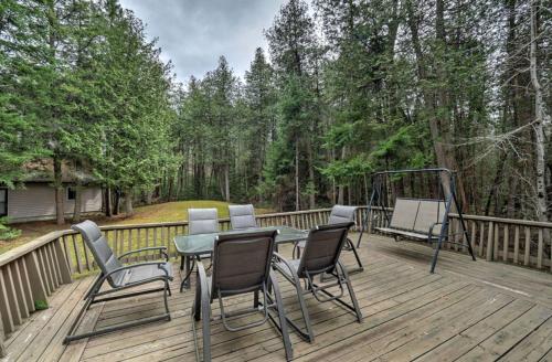 Lovely waterfront private cottage with hot tube