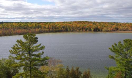 Lovely waterfront private cottage with hot tube