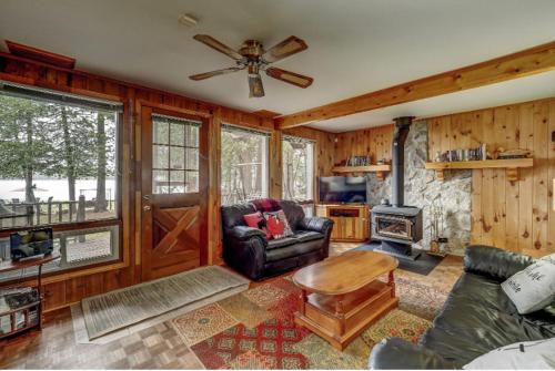 Lovely waterfront private cottage with hot tub in Kawartha Lakes in Moore Falls