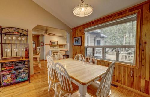 Lovely waterfront private cottage with hot tub in Kawartha Lakes in Moore Falls