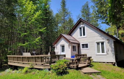 Lovely waterfront private cottage with hot tube