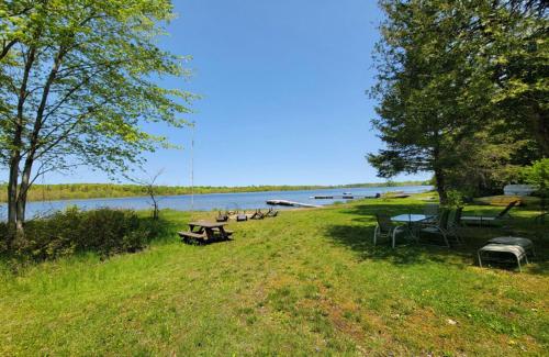 Lovely waterfront private cottage with hot tube