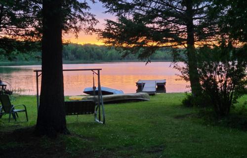 Lovely waterfront private cottage with hot tube