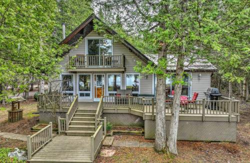 Lovely waterfront private cottage with hot tub in Kawartha Lakes in Moore Falls