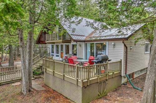 Lovely waterfront private cottage with hot tube