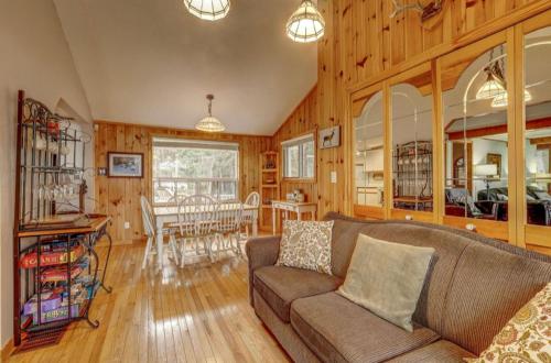 Lovely waterfront private cottage with hot tub in Kawartha Lakes in Moore Falls