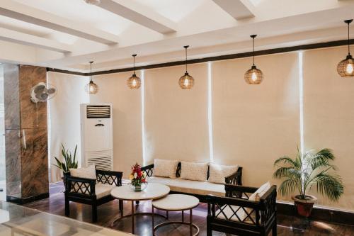 Lobby, Hotel Myriad Lucknow in Hussainganj