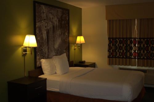 Super 8 by Wyndham Colby - image 7