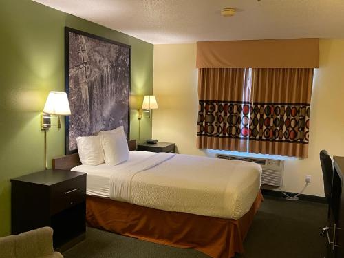 Super 8 by Wyndham Colby - image 9