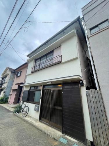 Exterior view, 三丁庵ゲストハウス 水質AAビーチまで徒歩15分ペリーロードまで徒歩5分最高なロケーション 下田を遊び尽くせるゲストハウス 無料駐車場もありますJapanese old style g in Izu