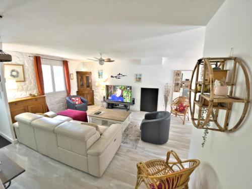 Shared lounge/TV area, Villa Confort Jacuzzi Clim Parking classe 3 etoiles in Les Olives