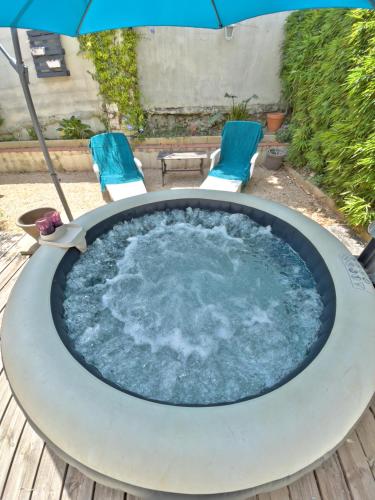 Hot tub, Villa Confort Jacuzzi Clim Parking classe 3 etoiles in Les Olives