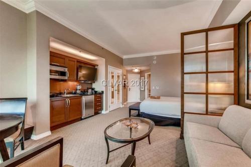 MGM Signature PH 30th floor Deluxe Studio apartment Strip Facing with Balcony, Las Vegas (photo 10)