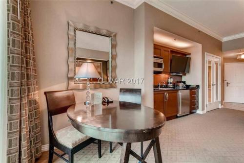 MGM Signature PH 30th floor Deluxe Studio apartment Strip Facing with Balcony, Las Vegas (photo 9)