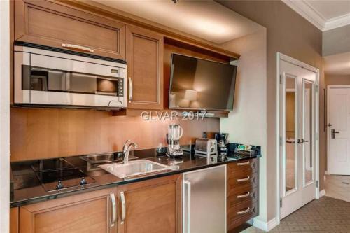 MGM Signature PH 30th floor Deluxe Studio apartment Strip Facing with Balcony, Las Vegas (photo 8)