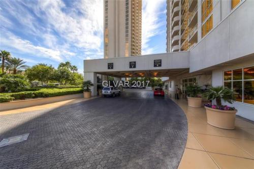 MGM Signature PH 30th floor Deluxe Studio apartment Strip Facing with Balcony, Las Vegas (photo 3)