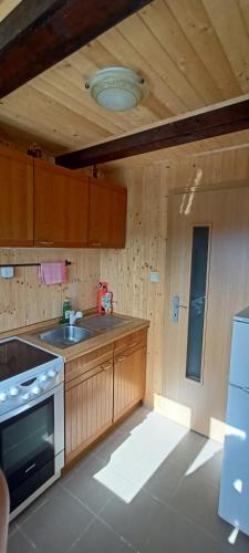 Sunny terrace in 多烏德萊比