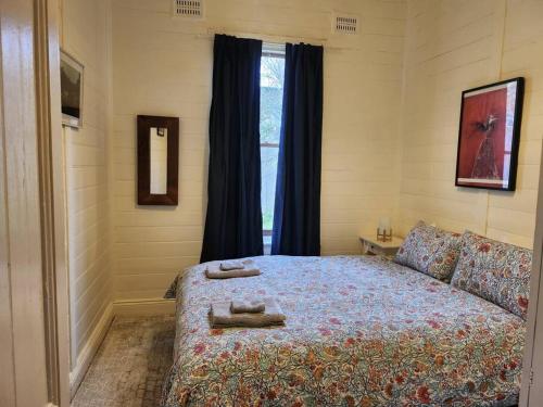 Temora House- classic, pet friendly, close to town