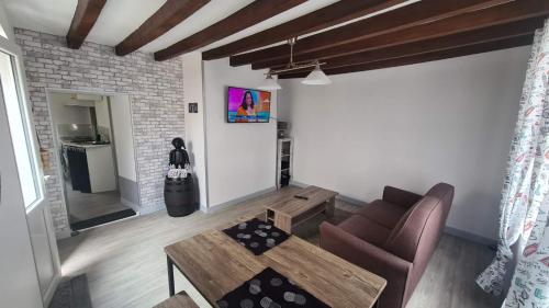 Petite maison cosy wifi avec terrasse gîte à louer Montigny-le-Gannelon