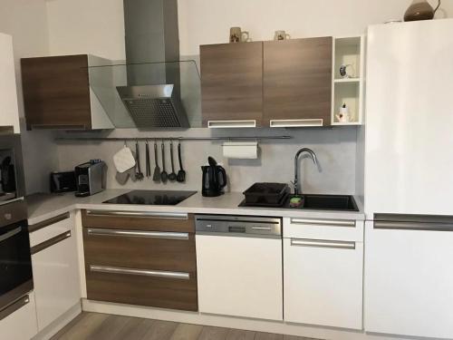 Příjemný apartmán Křoví v rodinném domku se sdíleným bazénem, terasou a zahradou