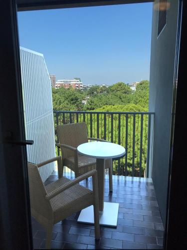 Double Room with Balcony image 8