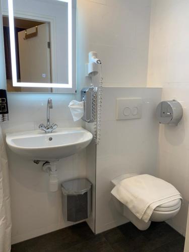 Single Room with Private Bathroom image 3