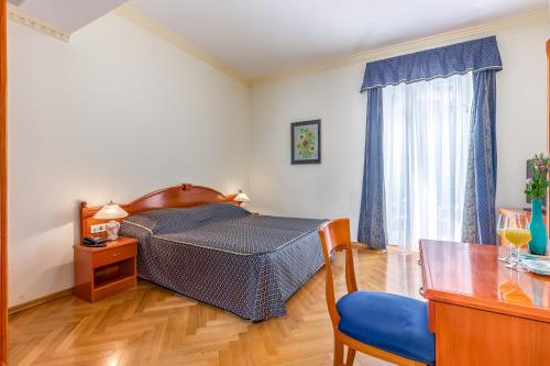 Double Room with Balcony image 5