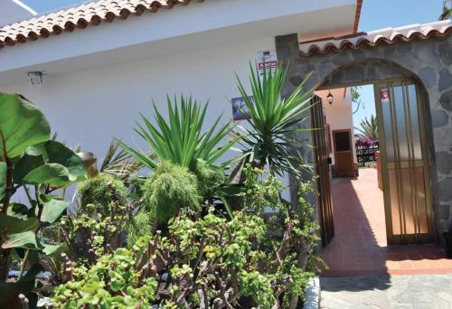 LOS CISNES Encantadora casa con jardin y estudio vista al mar